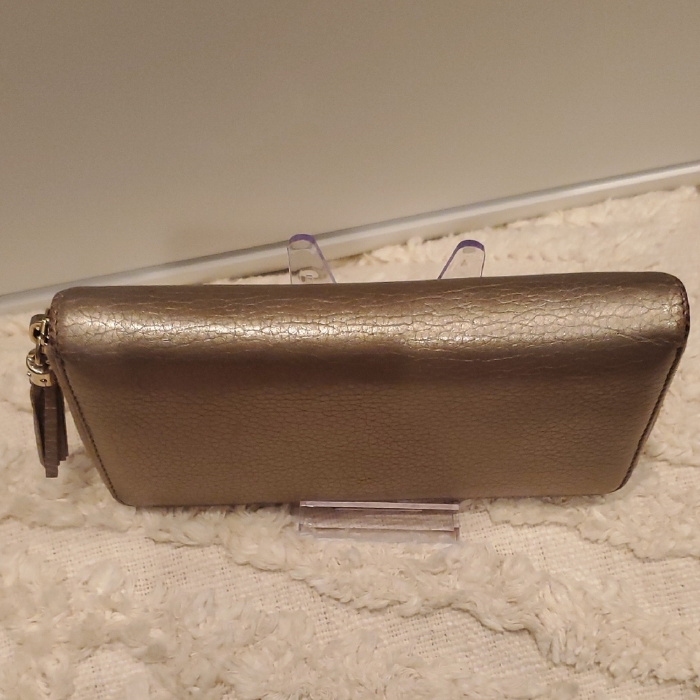 Gucci Soho Gold Leather Wallet with Iconic GG Logo - Picture 6 of 17